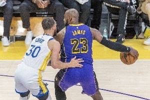 传奇不息!NBA晒詹库生涯数据:老詹生涯42036分 库里4029记三分